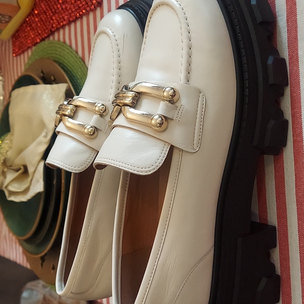 Elegant Cream Loafers with Gold Accent - Picture 4 of 9